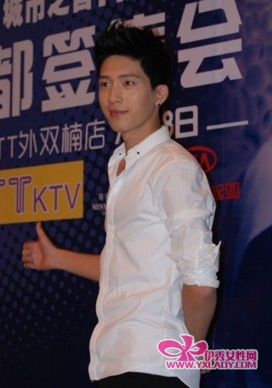 井柏然亮相成都举办签售会