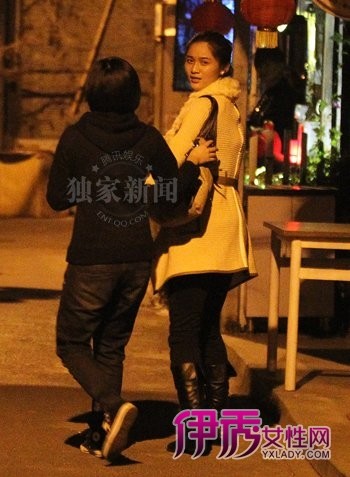 ����������족Ů���ǣ�����ѧ����С�� 