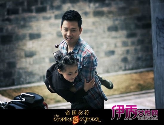 潘粤明《帝国秘符》儿子来探班 胡可拍戏带娃跑