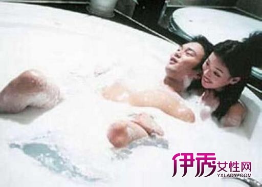 �ڵ�Ӱ����ɫ��͵���У��Ը�Ů����俺����С����������ӰƬ���������£����о���һ�����˶�����ԡ�ĳ�����