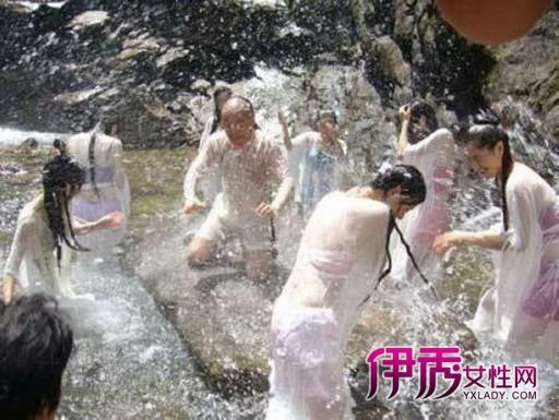 ���¡�¹���ǡ��У���һ��ΤС���������Ź�ԡ���龰����λŮ�Ƕ��ڴ����ء�������ɴ��������������ͳ�����