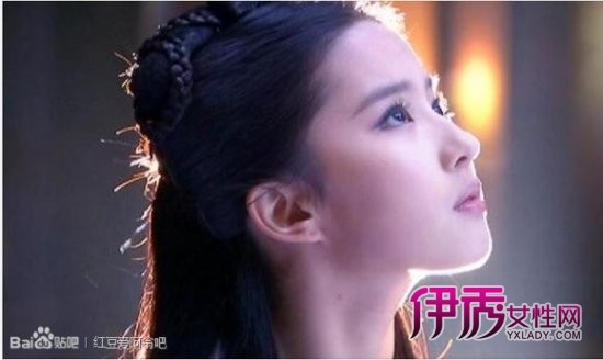 ԭ������������Ů����һϮ��ɴ��İ��£��������������������ԼĪʮ��������ͣ�����һͷ�ڷ�֮�⣬ȫ��ѩ�ף������������ף�ֻ�Ǽ���������һ��Ѫɫ���Եò԰��쳣��