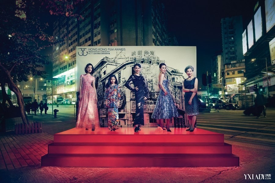 ���Ů�����Χ��